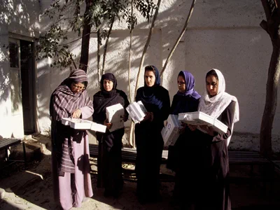 Quatre femmes tenant des documents pendant la mission en Afghanistan.