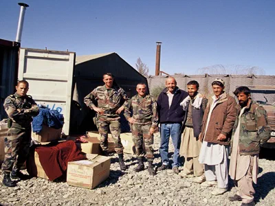 L’équipe et des militaires réunis à côté d’un camion, en Afghanistan.