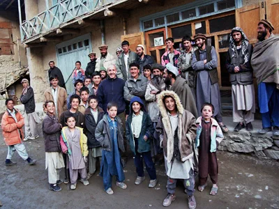 Un groupe d’enfants et d’adultes devant un bâtiment en Afghanistan.