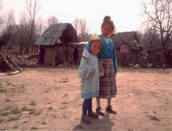 Deux enfants photographiés dans un village.