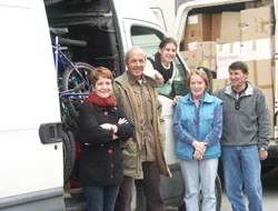 L’équipe devant la camionnette chargée de vélos pour la mission en Croatie.