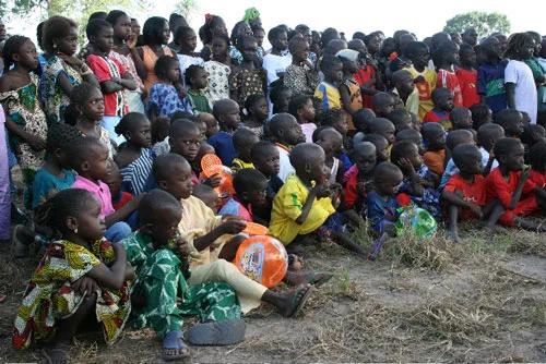 Des habitants réunis à l’extérieur pendant la mission au Sénégal.