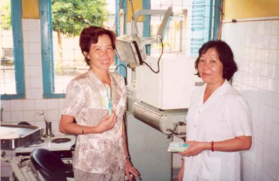 Deux femmes dans une salle de soins dentaires, au Vietnam.